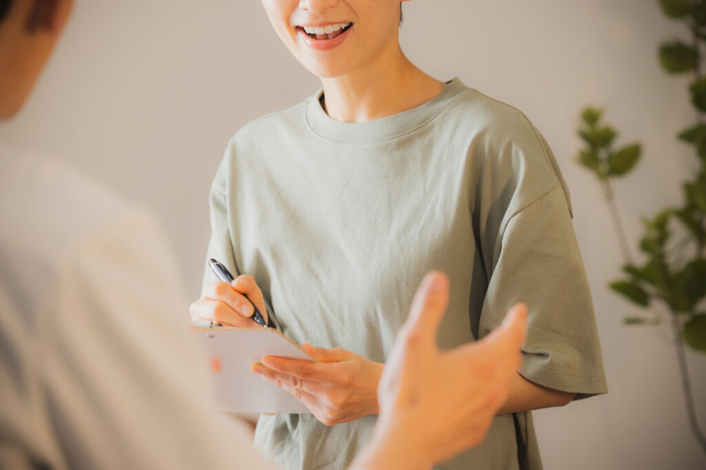 カウンセリングをしている女性